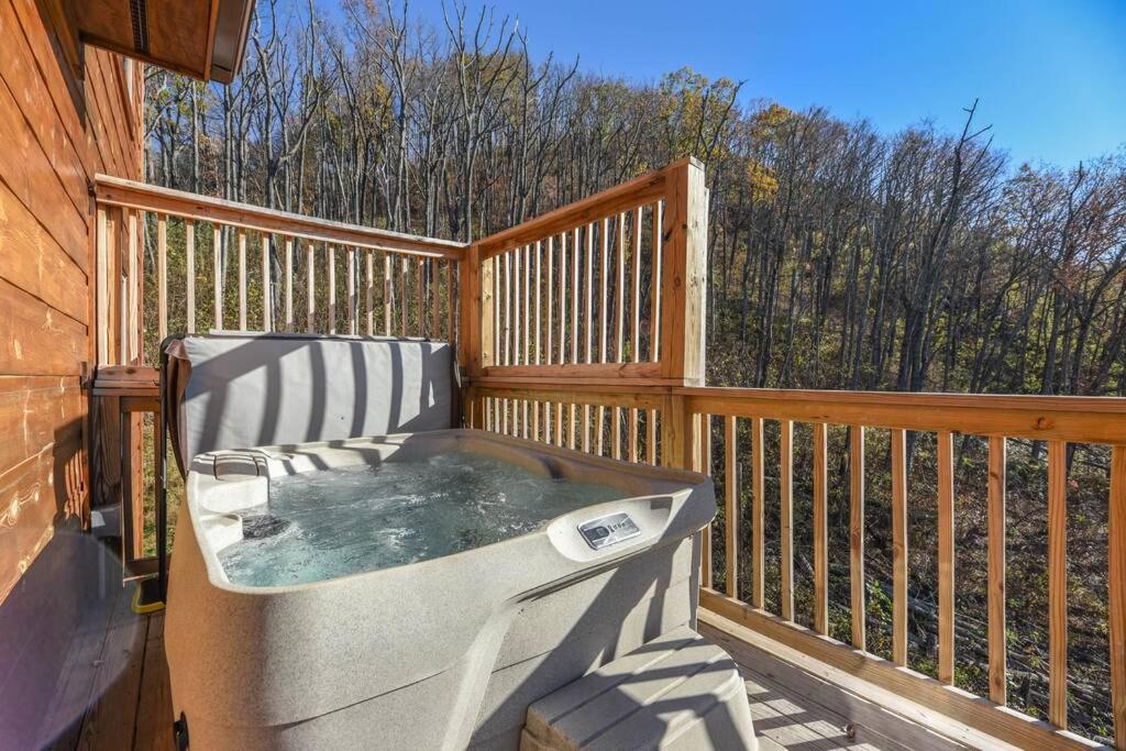 Walnut Ridge Cabin. Sleeps 7-11! Hot Tub, Pool Table, Minutes To Downtown Gatlinburg! ภายนอก รูปภาพ