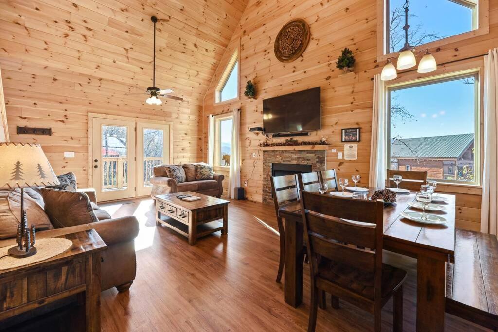 Walnut Ridge Cabin. Sleeps 7-11! Hot Tub, Pool Table, Minutes To Downtown Gatlinburg! ภายนอก รูปภาพ