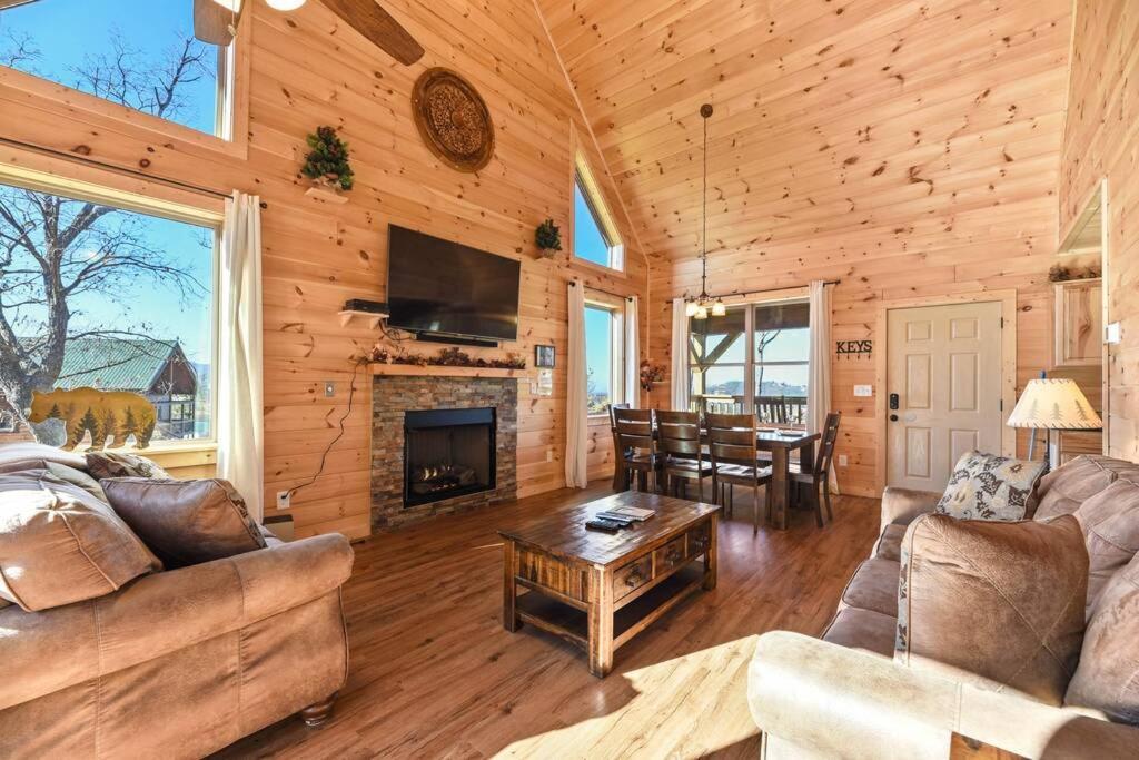 Walnut Ridge Cabin. Sleeps 7-11! Hot Tub, Pool Table, Minutes To Downtown Gatlinburg! ภายนอก รูปภาพ