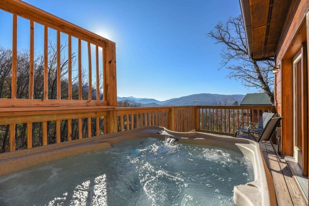 Walnut Ridge Cabin. Sleeps 7-11! Hot Tub, Pool Table, Minutes To Downtown Gatlinburg! ภายนอก รูปภาพ