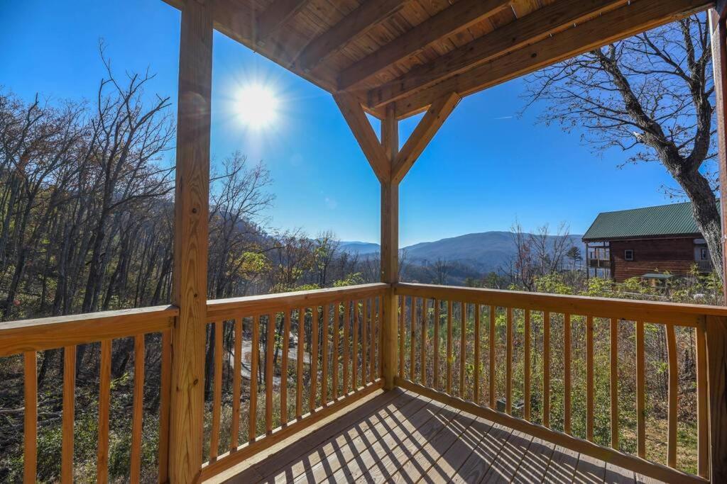 Walnut Ridge Cabin. Sleeps 7-11! Hot Tub, Pool Table, Minutes To Downtown Gatlinburg! ภายนอก รูปภาพ
