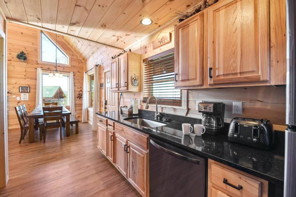 Walnut Ridge Cabin. Sleeps 7-11! Hot Tub, Pool Table, Minutes To Downtown Gatlinburg! ภายนอก รูปภาพ