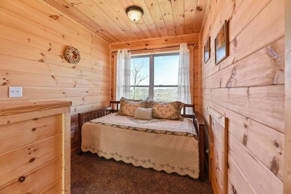 Walnut Ridge Cabin. Sleeps 7-11! Hot Tub, Pool Table, Minutes To Downtown Gatlinburg! ภายนอก รูปภาพ