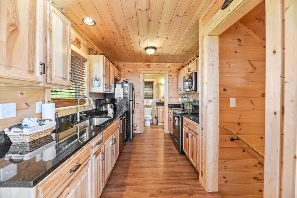 Walnut Ridge Cabin. Sleeps 7-11! Hot Tub, Pool Table, Minutes To Downtown Gatlinburg! ภายนอก รูปภาพ