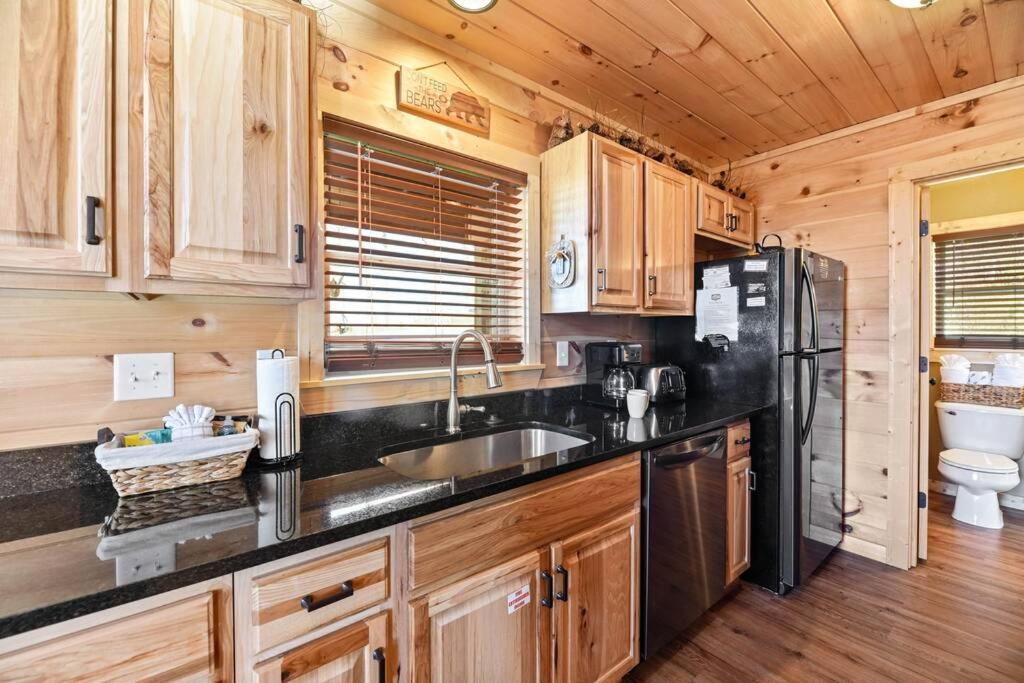 Walnut Ridge Cabin. Sleeps 7-11! Hot Tub, Pool Table, Minutes To Downtown Gatlinburg! ภายนอก รูปภาพ